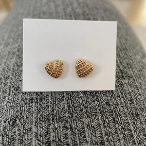 Hjärtformade guld (ej äkta) örhängen - Örhängen med mönster på i form av hjärtan. Aldrig använt förut.