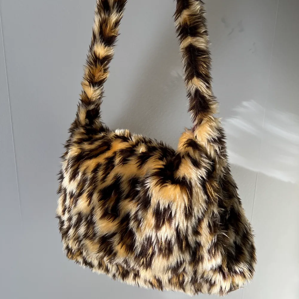 Cool och rymlig väska med leopardmönster!! Går att använda både crossbody och på ena axeln😇 Hör av er vid frågor o funderingar🤎. Väskor.