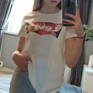 Levi's T-shirt  - T-shirt från Levi's med "blommtryck"