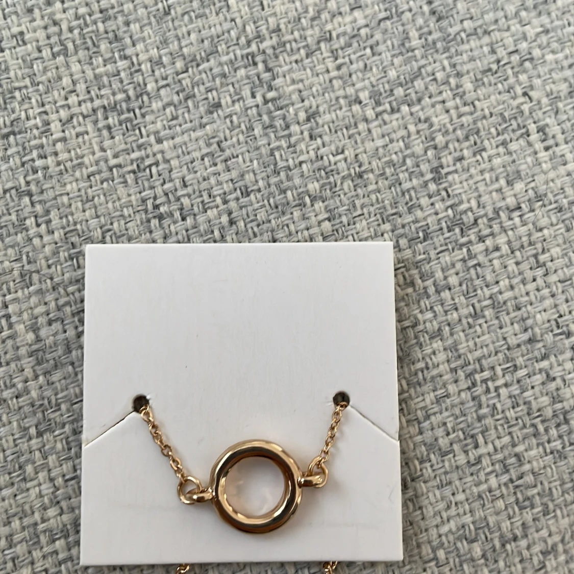 Armband med en ring på