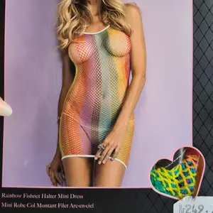 Oanvänd Rainbow Fishnet halter Mini Dress! Onesize. Regnbågsfärgad nätklänning I Stretching material. Vit kant vid urringningen, linnekanten vid ärmarna och längst ner. Passar gissningsvis XS-M.