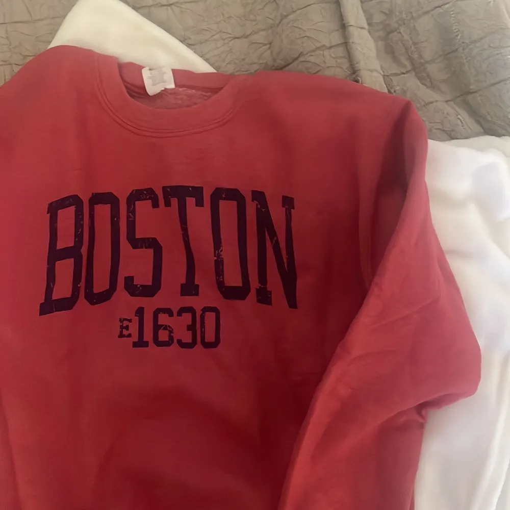 Säljer denna fina vintage sweatshirt som jag thrifat, köpte för 400 säljer för 150kr plus frakt. Skulle säga att det är som en storlek s ❤️. Tröjor & Koftor.