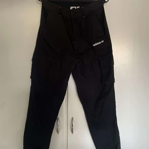 Adidas cargopants - Ett par fina Adidas cargobyxor i Storlek 36. Kan mötas upp i Finspång men också skicka, då betalar köparen för frakt.