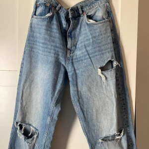 jeans  - blåa utsvängda jeans, från Ginatricot, använda några gånger 
