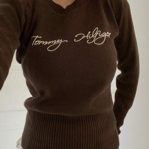 Världens mysigaste bruna tröja! Från Tommy Hilfiger och är i så bra skick🤩 Så fin brun färg och älskar detaljerna på tröjan💞 Storlek XS men skulle också kunna passa S/M. Har ett hål i armvecket men inget man tänker på och kan säkert lätt sys ihop!💞 