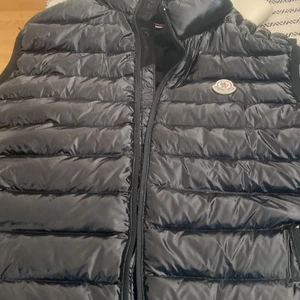 Moncler väst - Säljer nu min moncler väst för har ingen användning av den längre stl M 