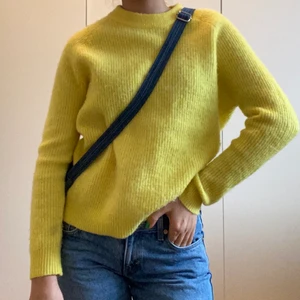 Stickad Tröja Envii - Gul stickad tröja köpt i köpenhamn på danska affären Envii💛 En tröja i nypris från Envii kostar ca 700-800 kr☺️