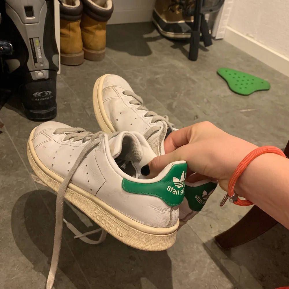 As as snygga Stan Smith Adidas skor. Köpta för ca 1 år sedan. I använt skick men ändå skit snygga. Köpta för 999kr men säljer för 200kr + frakt. Strl 36,5 men skulle säga att de passar 37. . Skor.