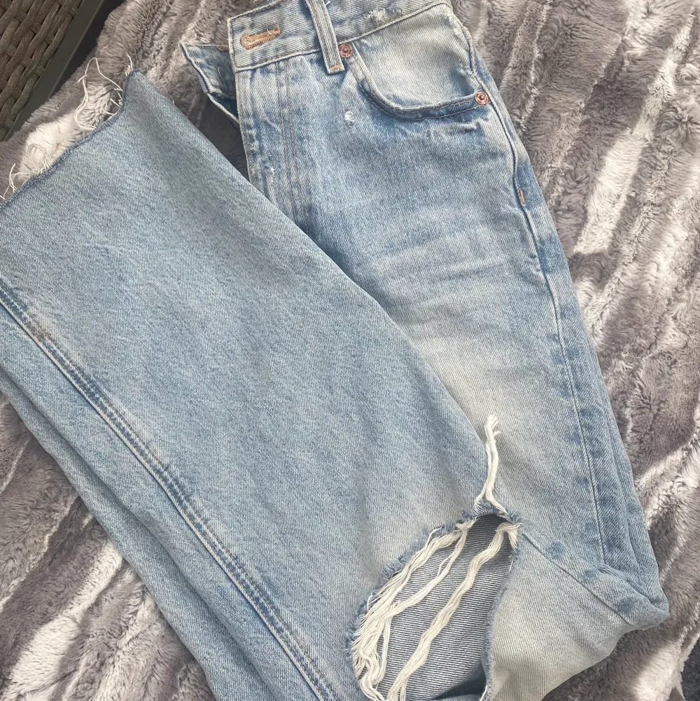 vida jeans från zara med hål på knäna, fint skick. stl 32. skriv privat för fler bilder, mått osv❤️. Jeans & Byxor.