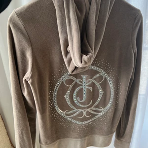 Juicy Couture tröja  - Juicy Couture tröja köpt i London. Använd men i bra skick. Köpare står för frakten.