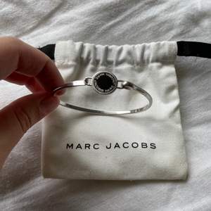 Jättefint Marc Jacobs armband i silver med svart märke. Dustbag ingår. Den är i jättefint skick🥰
