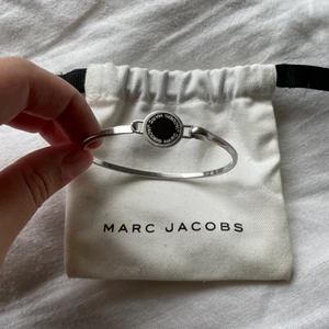 Marc Jacobs armband - Jättefint Marc Jacobs armband i silver med svart märke. Dustbag ingår. Den är i jättefint skick🥰