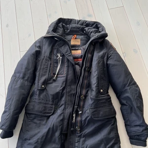 Parajumpers jacka  - Parajumpers jacka dam. Använd men i bra skick. Köpare står för frakten.