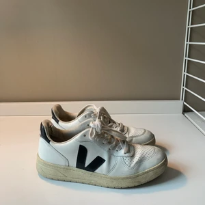 Veja Sneakers strl 37, 200kr - Ett par Veja sneakers i vitt med svart detaljer i storlek 37. Inköpta för ca 1000kr säljes för 200kr. OBS! Skorna är välanvända och har skråmor/brustet tyg på insidan av skon. Vänligen skriv för fler bilder/ mer info.  Jag kan mötas i Göteborg alternativt skicka spårbart med postnord på köparens räkning.