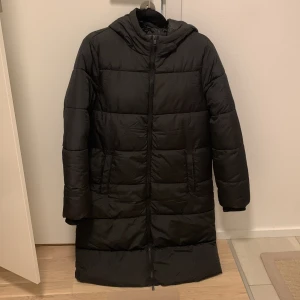 Längre vinterjacka från Pieces Storlek M - Jacka från Pieces, inköpt från Nelly.com. Köptes i januari 2022. Har ej fått användning för den och hoppas den kan få en ny användare. Superfint skick. Nypris runt 600 kr