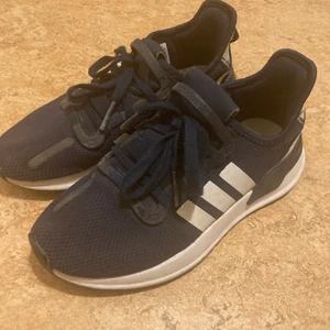 Adidas storlek 37,5 - Använda, men i fint skick!