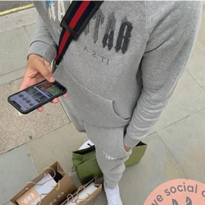 Trapstar tracksuit - Storlek m i tracksuiten men skulle säga att den passar S bättre. Kom med prisförslag