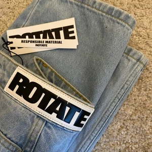 Rotate jeans - Säljer mina fina Rotate jeans i storlek 36/S. Dem är låååånga på mig som är 170 och raka i modellen. Världens finaste färg😍 Nypris 2000, säljer för 1200 men kan diskutera pris!! Helt oanvända med prislapp, passade inte på mig därför säljer jag dem!