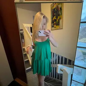 Såå fin grön klänning till sommaren!! Strl M men sitter fint på mig med S också