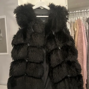 Hollies väst  - En hollies väst från hollies, köpt för 1000 men säljer för 500 priset kan diskuteras vid snappa affärer