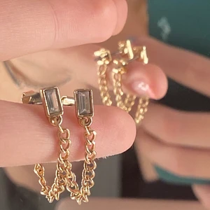 Guldörhängen - Jättefina guldörhängen från Gina. Rätt så nyköpta och bara används för att ta bilderna. Köpt för 99kr