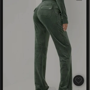 Juciy couture byxor  - INTRESSEKOLL!! Funderar på att sälja mina Juciy byxor i färgen Dark Moss. Dom är använda ett antal gånger men i bra skick.💗