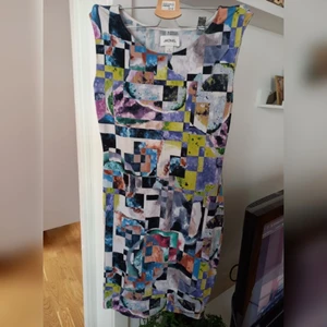 Klänning mönstrad - Klänning i god kvalité.