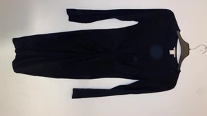 Svart klänning - Mycket fin klänning, använd 1 gång. Köparen står för frakt.