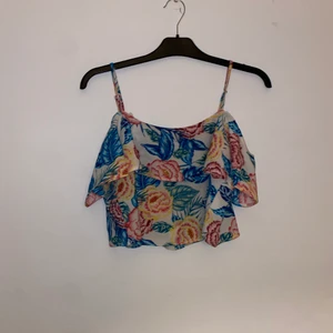 Blommig croptop - Mycket fin tröja. Använd ca 2 gånger. Mycket bra skick. Köparen står för frakt.