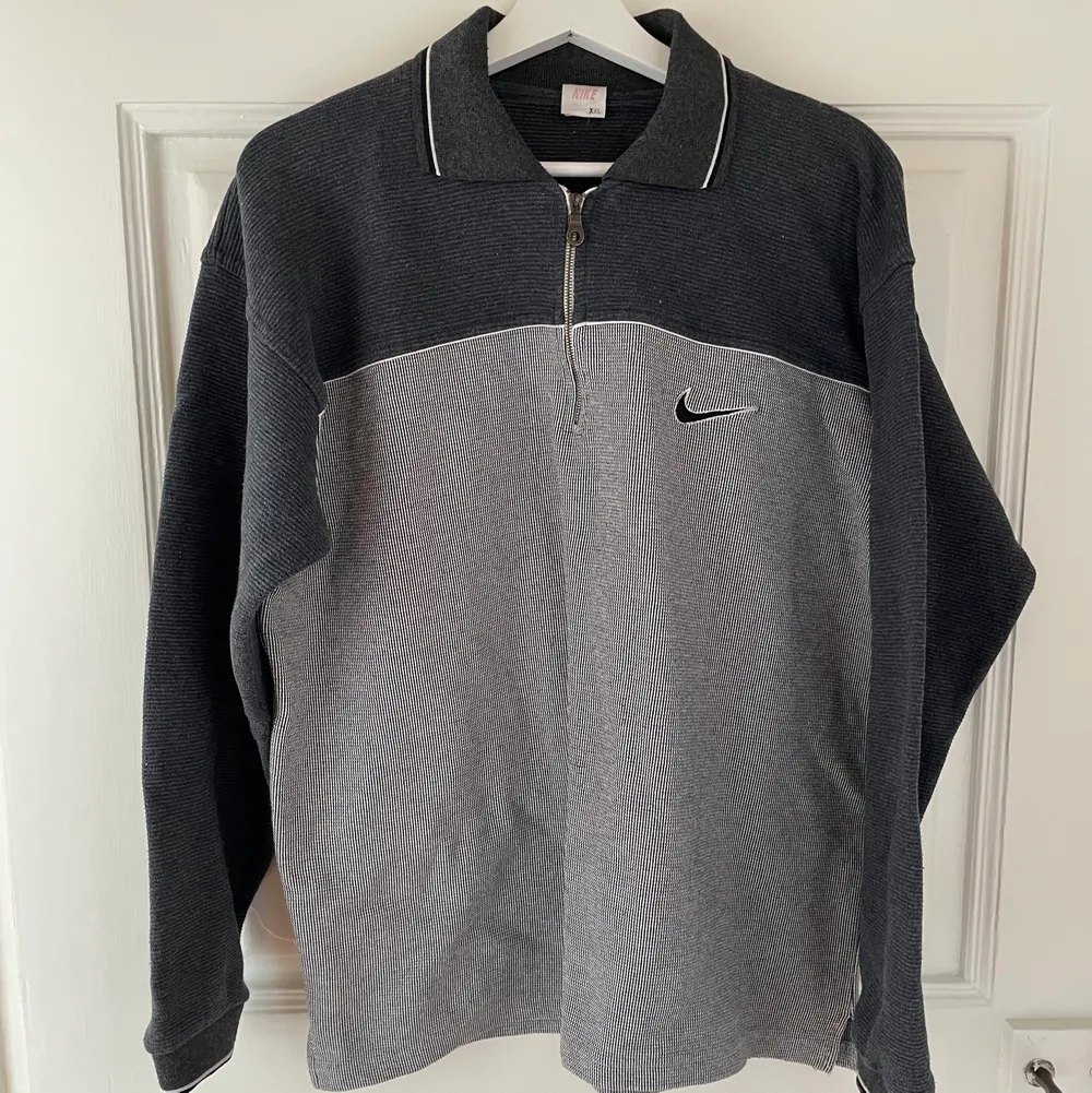 Nike sweatshirt i grå, sitter som en L, i väldigt fint skick, frakt tillkommer . Tröjor & Koftor.