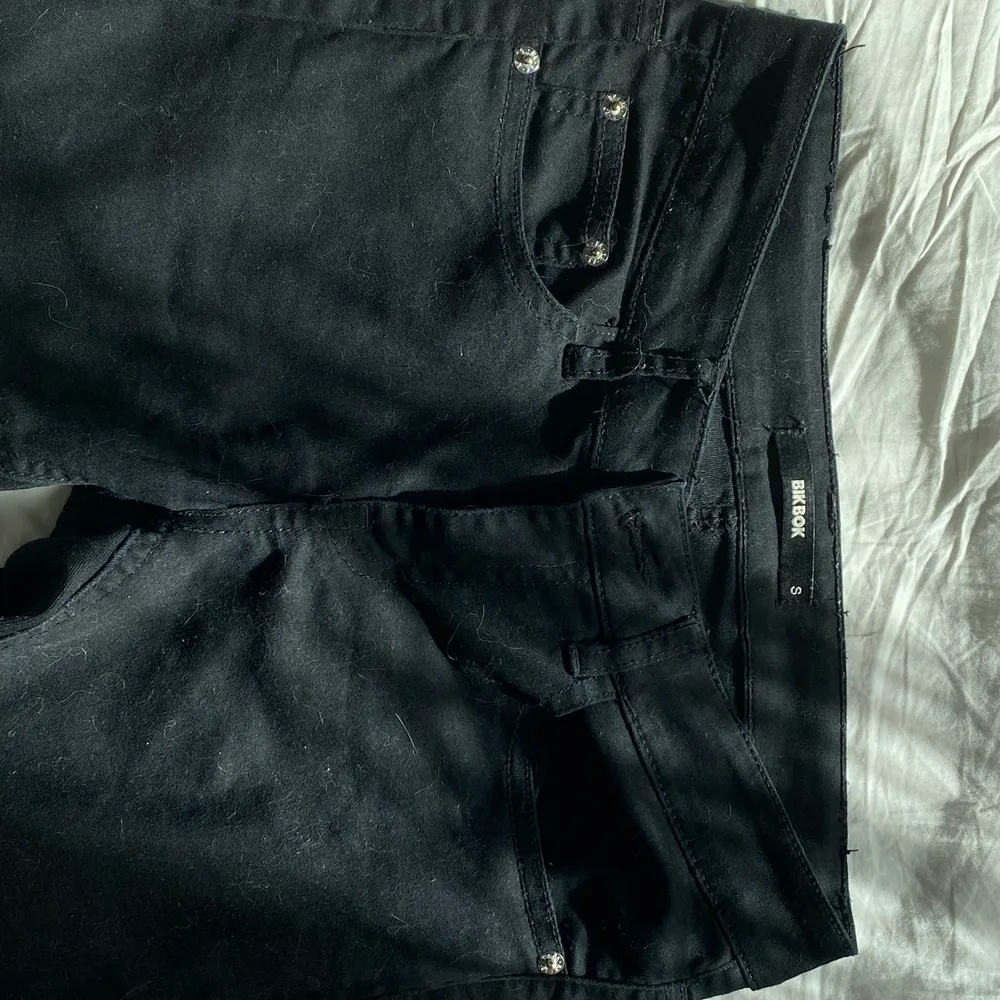 Svarta lågmidjade jeans i storlek S (även Xs) från bikbok. Har legat i min garderob ganska länge utav att jag visste och passar dom tyvärr inte längre. Har använd dom mycket men inte så dom är i dåligt skick:). (Ifall nån kommer köpa så kommer jag stryka och tvätta jeansen innan såklart!)❤️. Jeans & Byxor.