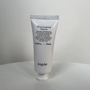 Jorgobé Niacinamide Serum - NY! Serum som slätar ut hudstrukturen samt reducerar pigmentfläckar och rodnader. Plomberad