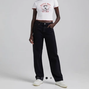 Svarta lågmidjade jeans - Säljer dessa svarta lågmidjade jeans från bershka i storlek 38