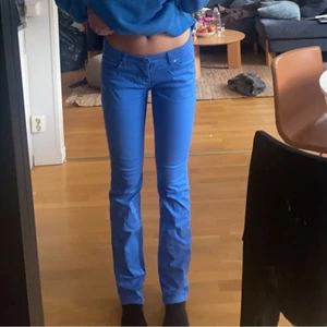 Blåa Jeans - Blåa lågmidjade jeans från 80 talet. 