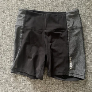 Träningsshorts - Träningsshorts ifrån hm storlek s. 
