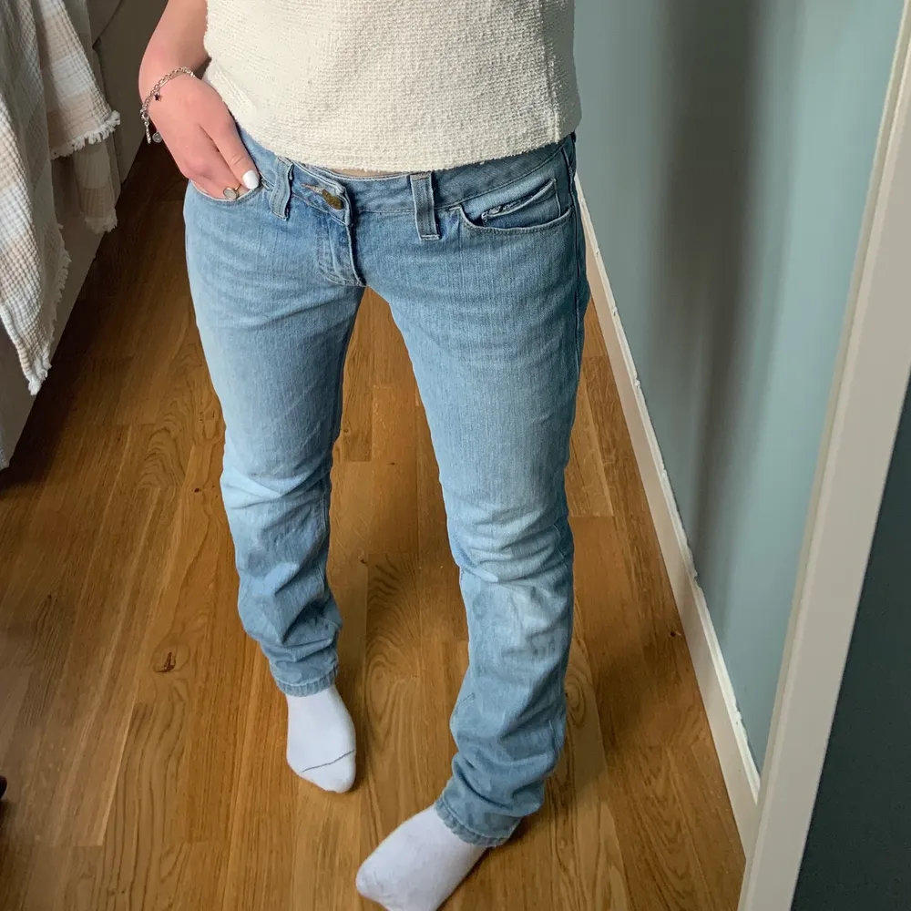 Skitsnygga low waisted jeans från Crocker, storlek W:28 L:32 men är små i strl så passar mindre också! . Jeans & Byxor.