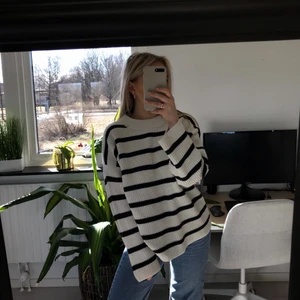 Stickad tröja - Säljer denna oversized tröja från H&M! Mitt pris 175 kr + frakt (Den är i mycket fint skick)