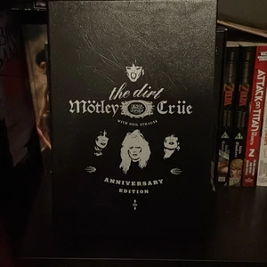 THE DIRT - mötley crüe bok the dirt, bra skick. 