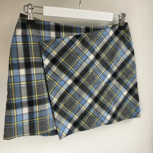 Sisley rutig kjol Y2K XS-S - Rutig kort kjol från Sisley i strl italiensk 40 som motsvarar EU 34 Mycket fint skick. Ull 