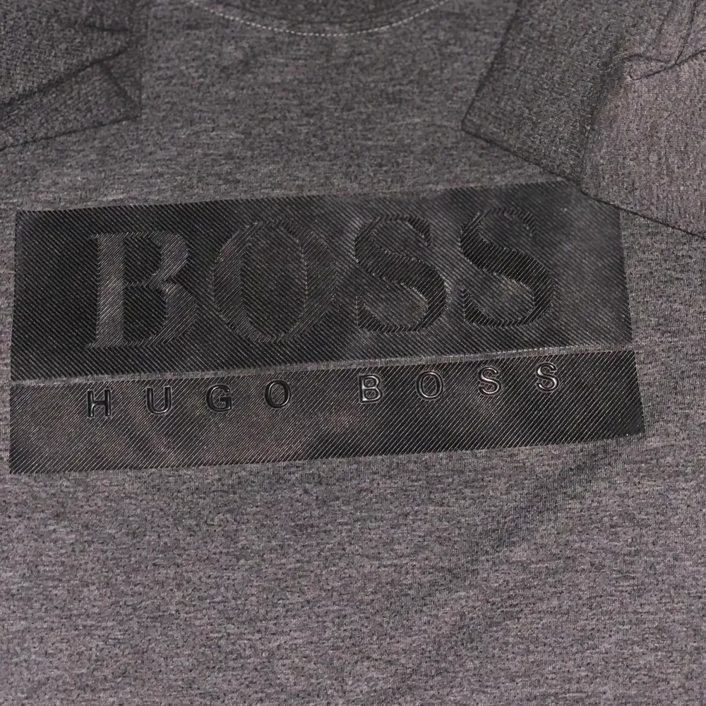 Hugo Boss tröja den är ny jag använt den en vecka . Tröjor & Koftor.