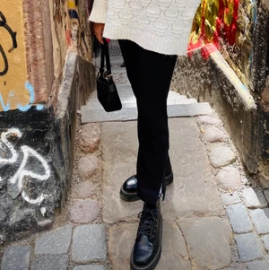 Dr. Martens  - Dr. Martens i storlek 38, använt ca 4 gånger så det är som nya. Nypris 2300 kr 