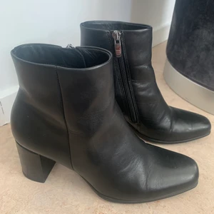 Ecco läderskor - Säljer jättefina ekko läderskor i äkta läder. Perfekt klackhöjd! Använda några gånger. Nypris 2300kr mitt pris 400kr. Storlek 36