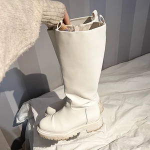 Stövlar - Vita stövlar från monki , Fint skick går nog att tvätta bort smutsen på sulan