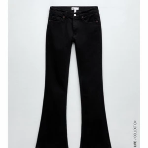 Zara low rise flare  - Säljer dessa skirsnygga zara jeans som är helt nya aldrig använda! Dem är low Rise och flare. Om få intresserade kan pris diskuteras annars blir det budgivning!