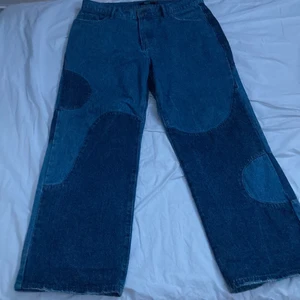 Jaded london jeans - Jaded london baggy jeans köpta för 700-800 för ca 3månader sen, använda kanske 10gånger ish, säljer dom för jag tycker dom sitter lite skevt pga min kroppsform, storlek 34W och dom sitter lite stort i midjan och lite för långa i längden och jag är 180 ish. Det enda problemet är att vid hälarna på skorna har byxorna gått under så det är lite ”skråmor” längst nere i bak på byxorna. Priset kan sänkas.