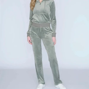 Gröna juicy  - INTRESSEKOLL! På mina juicy . Använda ungefär 2-3 gånger .lite långa på mig jag är ungefär 156 . Driv för fler bilder 