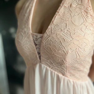 Balklänning till förmånligt pris! - Rosa balklänning med spetsrygg! Endast använd 2 gånger. Modellen har i vanliga fall storlek S och denna satt mycket bra på henne! Säljes för mycket billig peng