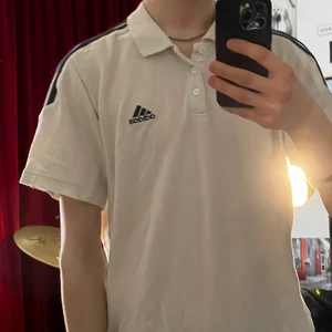 Adidas Vit Pikétröja  - Sitter riktigt bra, lite oversized