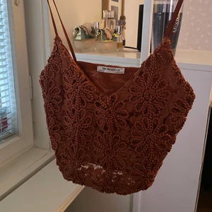 Crop top - Strl. Säljer denna super söta topp från Zara. Använd en del men ser ut att vara i nyskick. Pris:50kr +frakt 