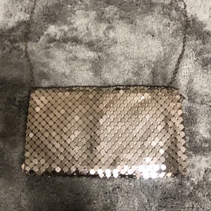 🖤 - Två jätte fina väskor! Båda är i bra stick & om ni vill ha fler/bättre bilder på dem så är det bara o skriva till mig! Den vita väskan säljer jag för 100 kr och den andra för 120kr. Om man vill köpa båda två så säljer jag dem tillsammans för endast 200kr. 